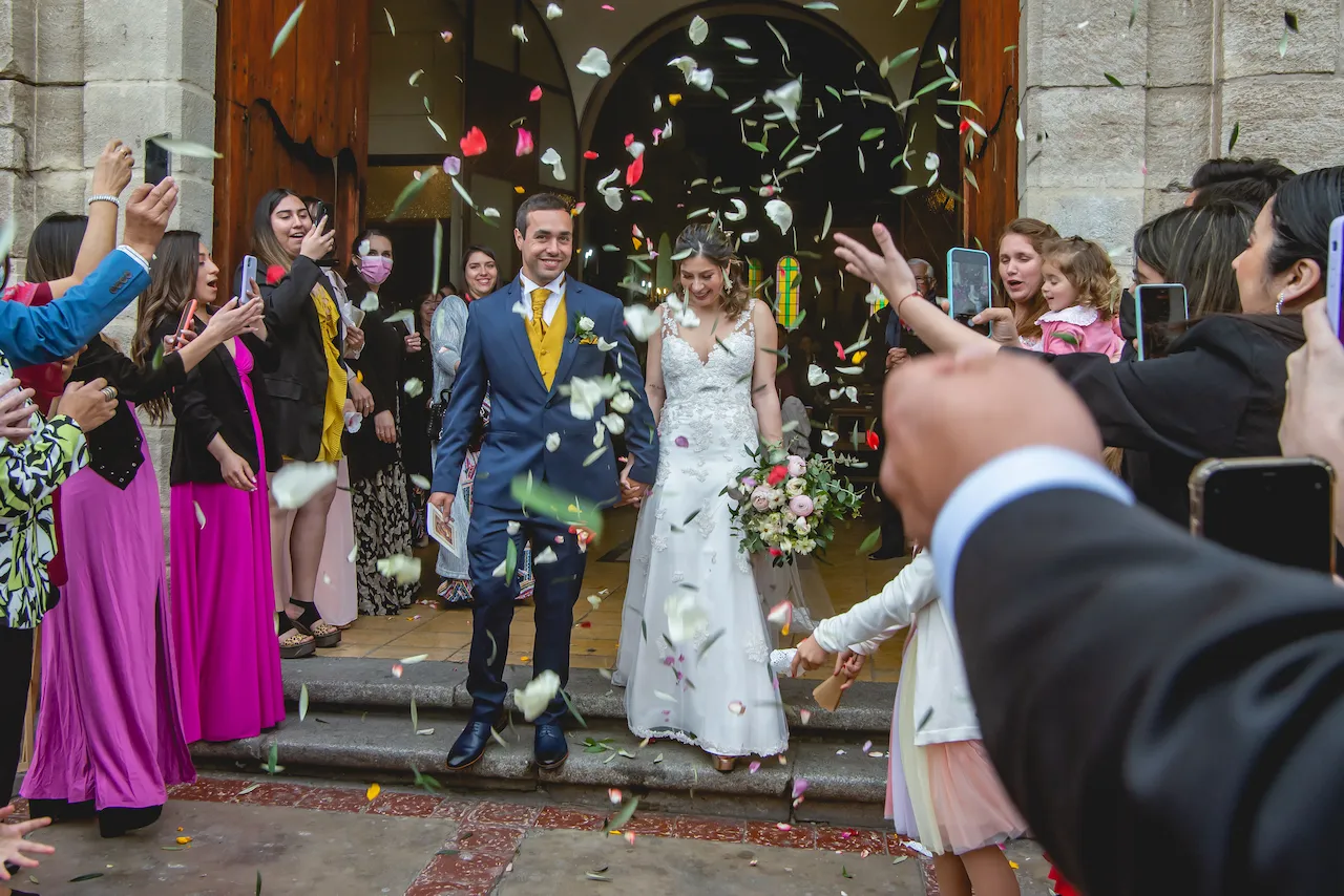 Novios caminando hacia el altar en una boda al aire libre en La Serena