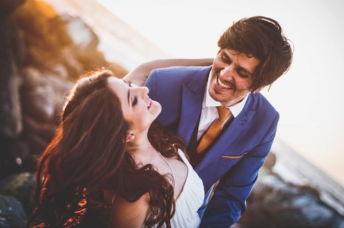 Sesión de fotos de matrimonio en la playa de La Serena al atardecer