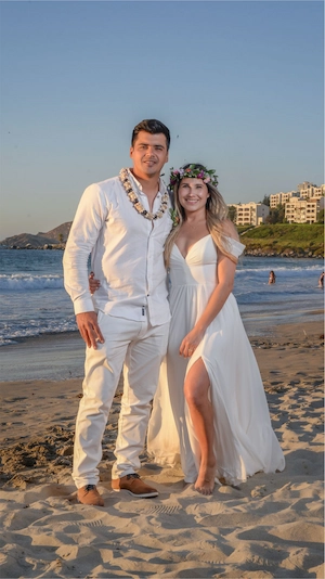 Novios en sesión fotográfica de boda con fondo montañoso en la playa de La Serena.