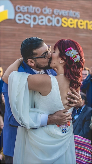 Fotógrafo de bodas en Santiago capturando el beso de los novios.