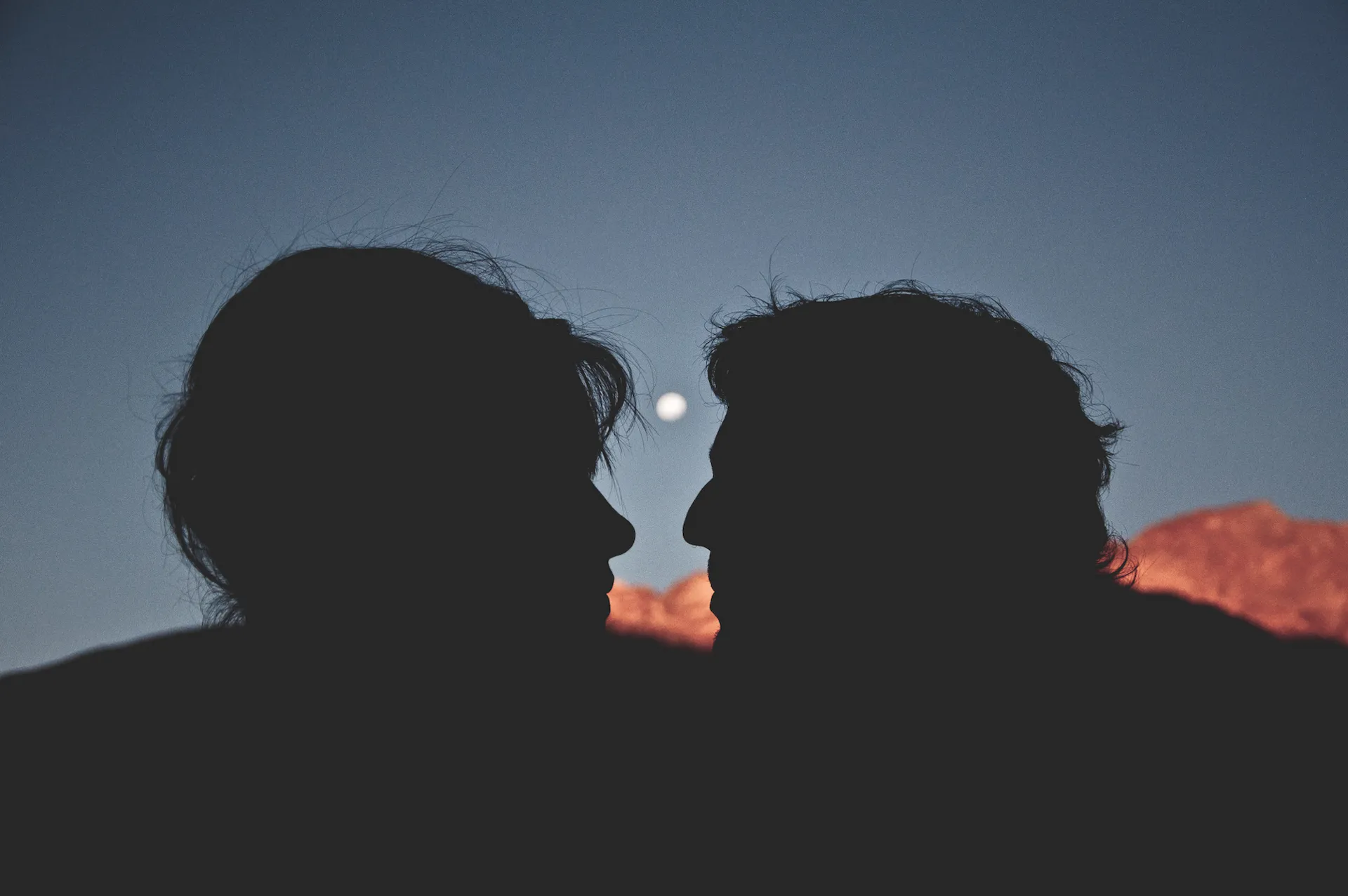 Novios en sesión fotográfica de boda con fondo montañoso en la playa de La Serena.